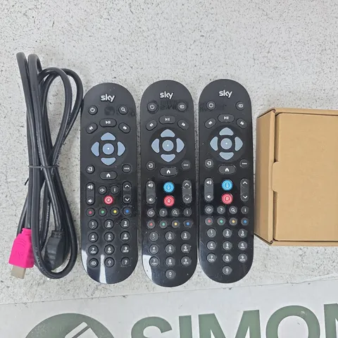 APPROXIMATELY 10 ASSORTED HOUSEHOLD ELECTRICAL ITEMS TO INCLUDE REMOTES AND VARIOUS CABLES, ETC