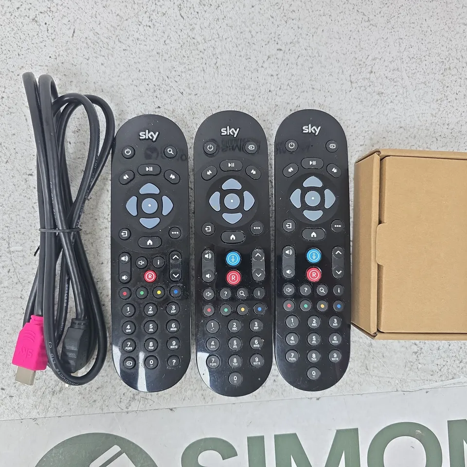 APPROXIMATELY 10 ASSORTED HOUSEHOLD ELECTRICAL ITEMS TO INCLUDE REMOTES AND VARIOUS CABLES, ETC