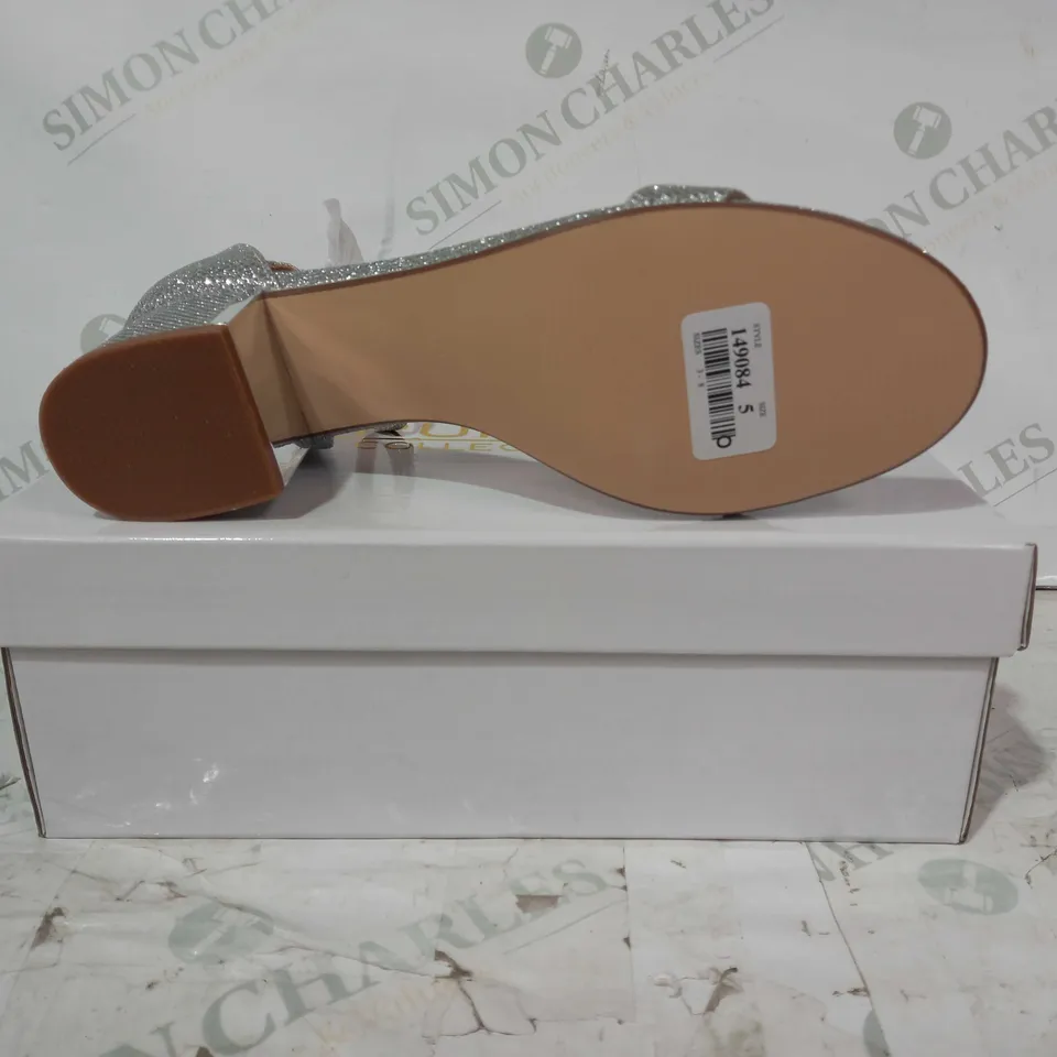 BOXED PAIR OF TRUFFLE COLLECTION LOW BLOCK HEEL OPEN TOE SANDALS IN METALLIC SILVER W. GLITTER EFFECT EU SIZE 38