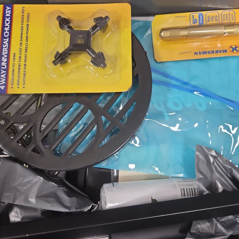 APPROXIMATELY 10 ASSORTED HOUSEHOLD ITEMS TO INCLUDE 4-WAY PLUMBING KEY, AUTOMATIC CENTRE PUNCH, ETC