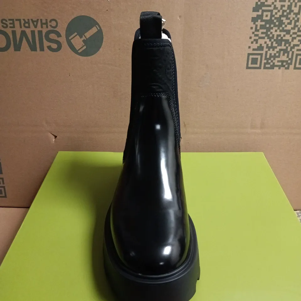 BOXED PAIR OF TORY BURCH T MONOGRAM LUG CHELSEA BOOTS – UK SIZE 5