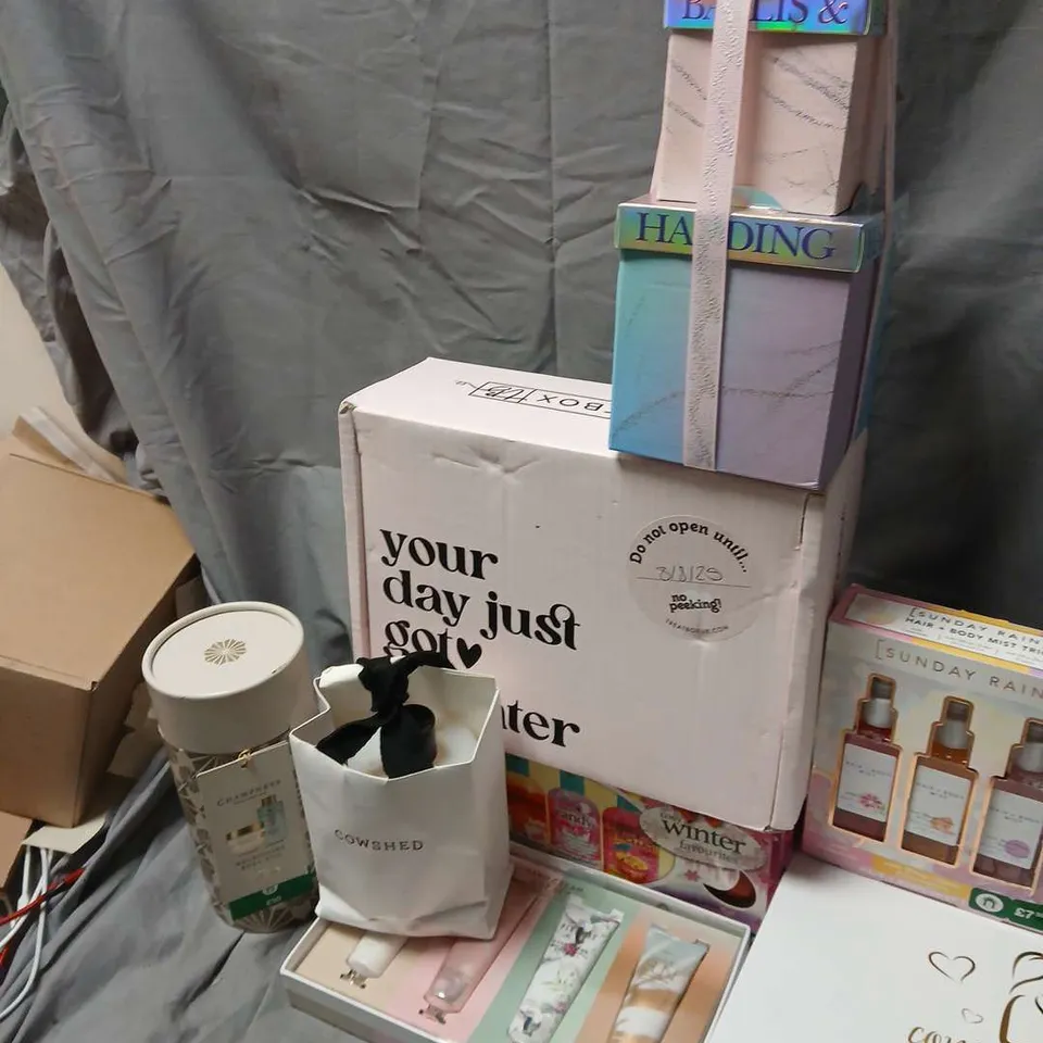 APPROXIMATEY 10 ASSORTED HEALTH AND BEAUTY PRODUCTS TO INCLUDE - BAYLUS AND BAYLIS COWSHED AND CHAPNEYS .