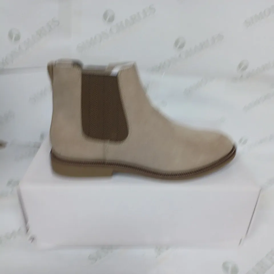 BOXED MARSH MICROSUDED SHOES IN SAND SIZE 10