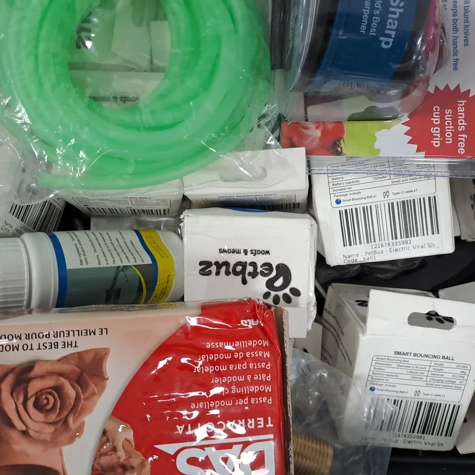 APPROXIMATELY 10 ASSORTED HOUSEHOLD ITEMS TO INCLUDE DAS MODELLING CLAY, 4-WAY CHUCK KEY, SMART BOUNCING BALL, ETC