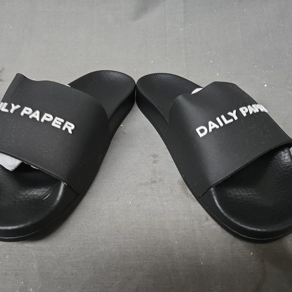 BOXED PAIR OF DAILY PAPER SLIDERS IN BLACK EU SIZE 41