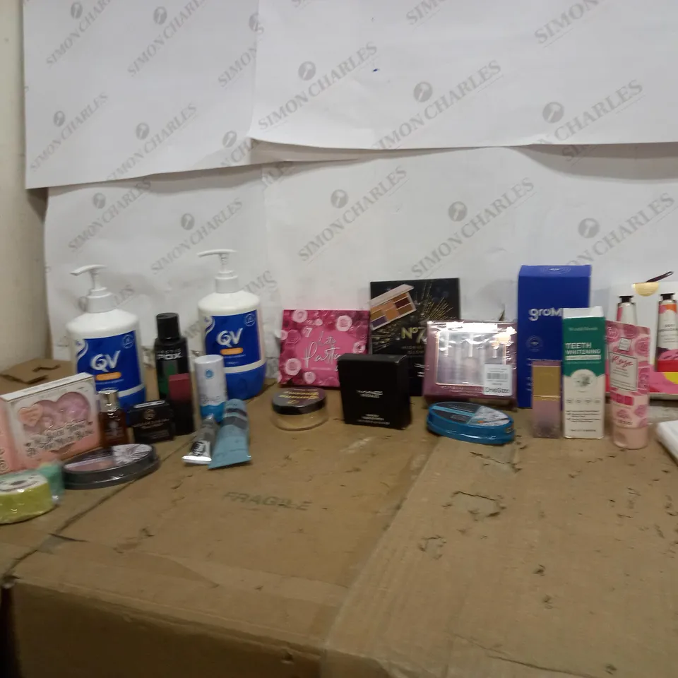APROXIMATELY 20 BEAUTY PRODUCTS INCLUDING - GROMD, ARTICFOX, THE BEAUTY CROP ETC