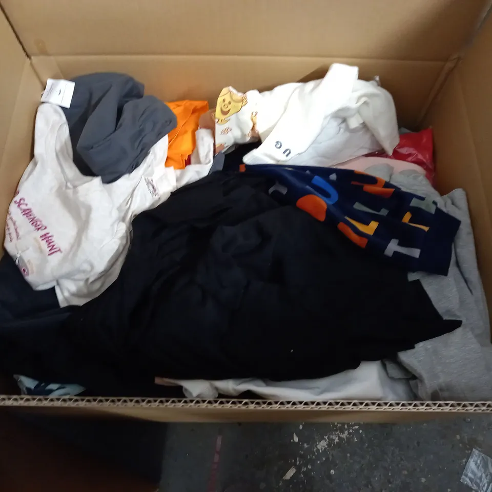 LARGE QUANTITY OF ASSORTED KIDS CLOTHING ITEMS 