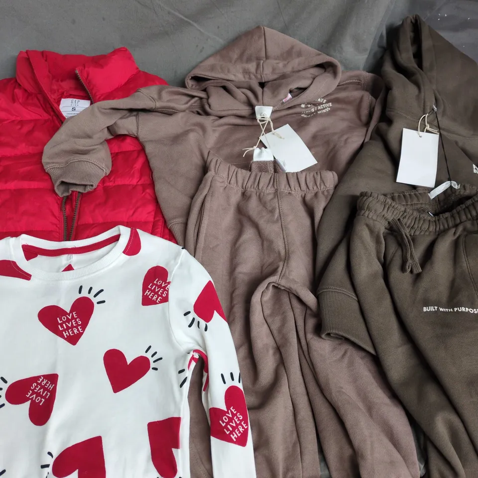 LOT OF APPROXIMATELY 15 ASSORTED KIDS CLOTHING ITEMS TO INCLUDE GAP RED GILET AND ZARA HOODY AND JOGGERS SETS - VARIOUS KIDS SIZES