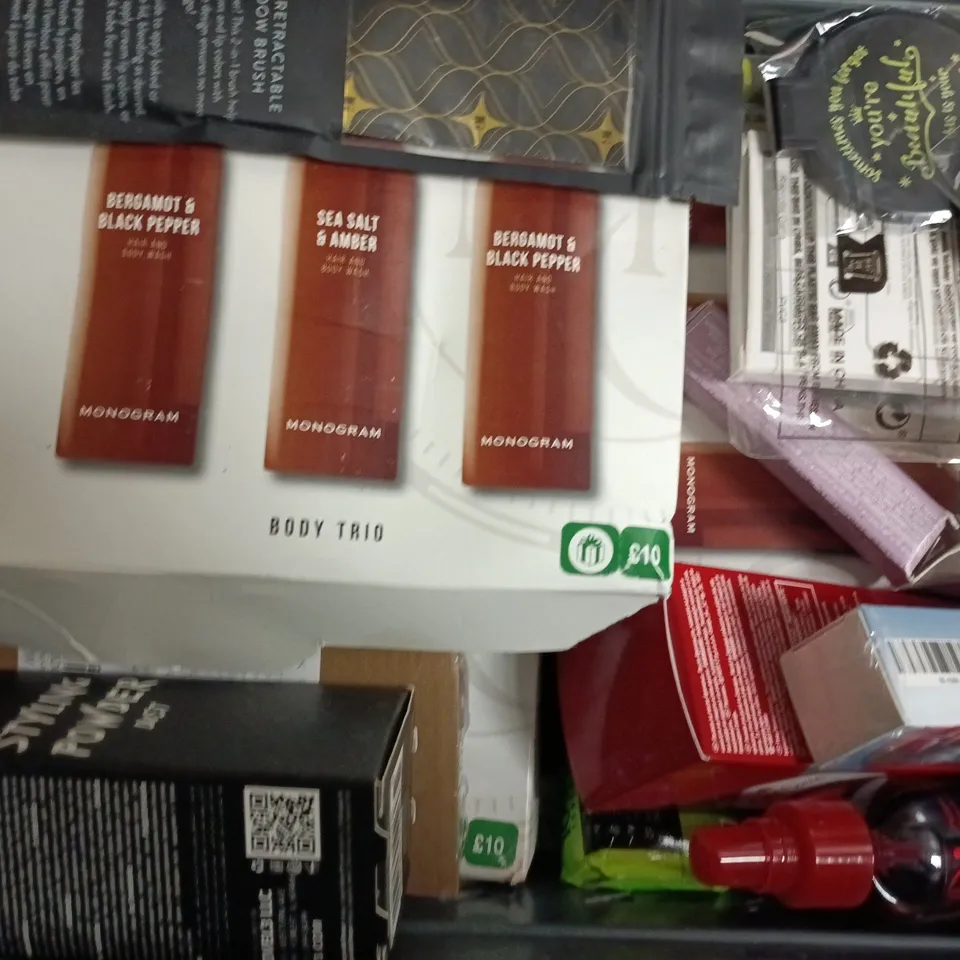 APPROXIMATELY 20 ASSORTED COSMETIC ITEMS TO INCLUDE L'ORÉAL, MONOGRAM, ETC - COLLECTION ONLY