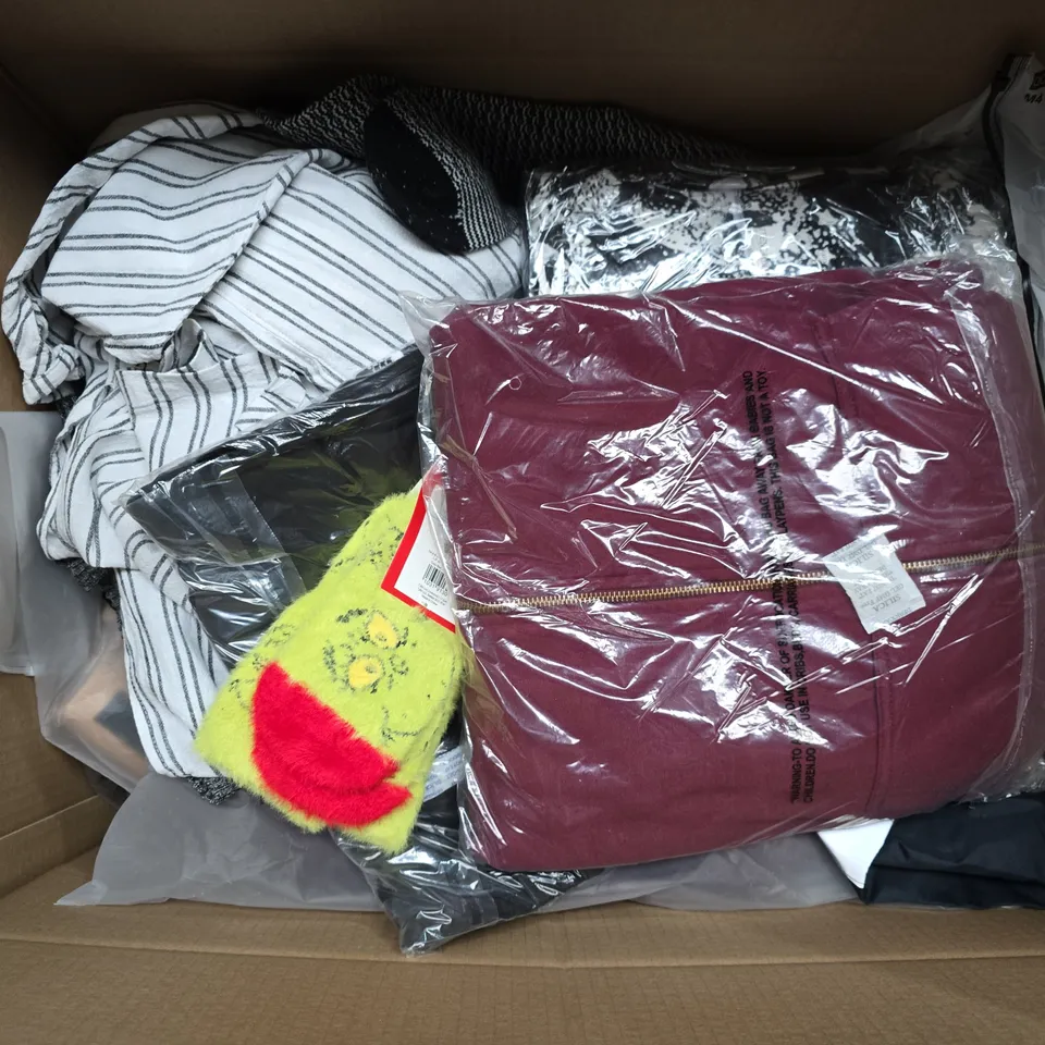 APPROXIMATELY 30 ASSORTED CLOTHING ITEMS IN VARIOUS SIZES, STYLES & COLOURS TO INCLUDE BRANDS SUCH AS BIG DUDE, THE BOG SOFTY, M&S, ETC - COLLECTION ONLY