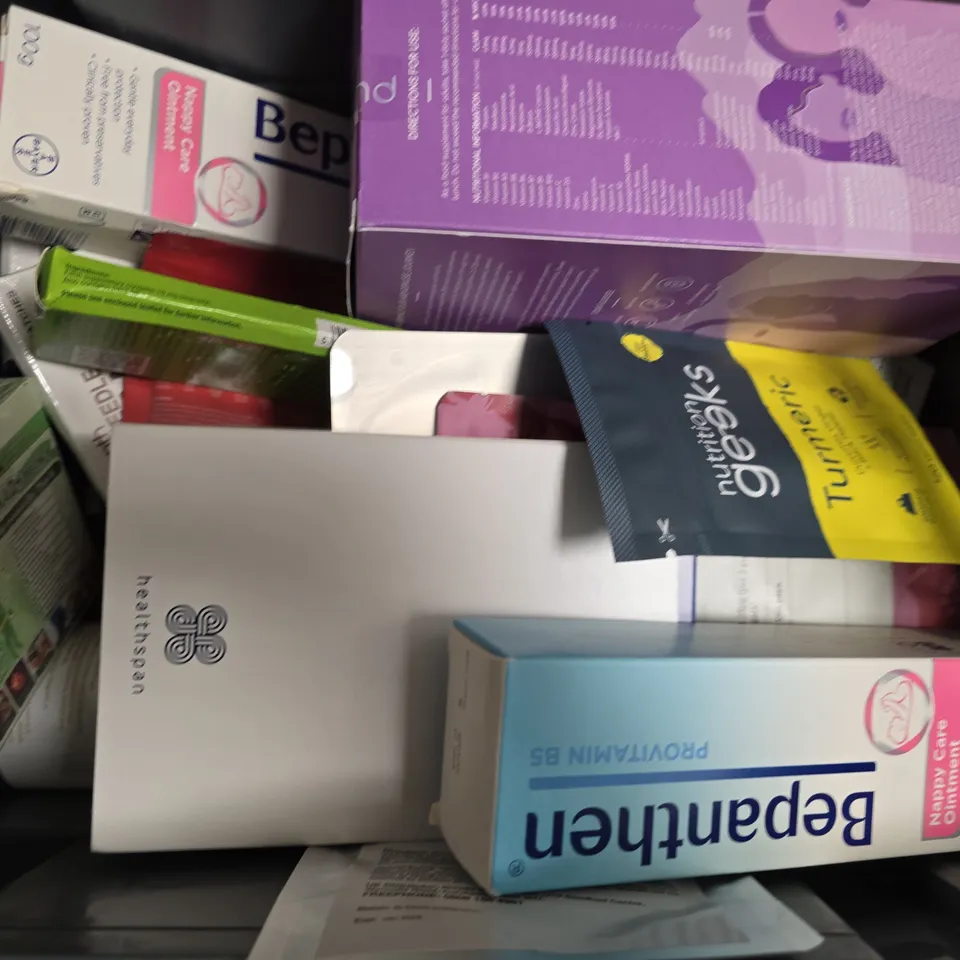 APPROXIMATELY 15 ASSORTED VITAMIN/HEALTH AID PRODUCTS TO INCLUDE VITAMIN D GUMMIES, NUTRITION GEEKS TURMERIC, NU MIND WELLNESS MENOPAUSE SUPPORT, ETC - COLLECTION ONLY