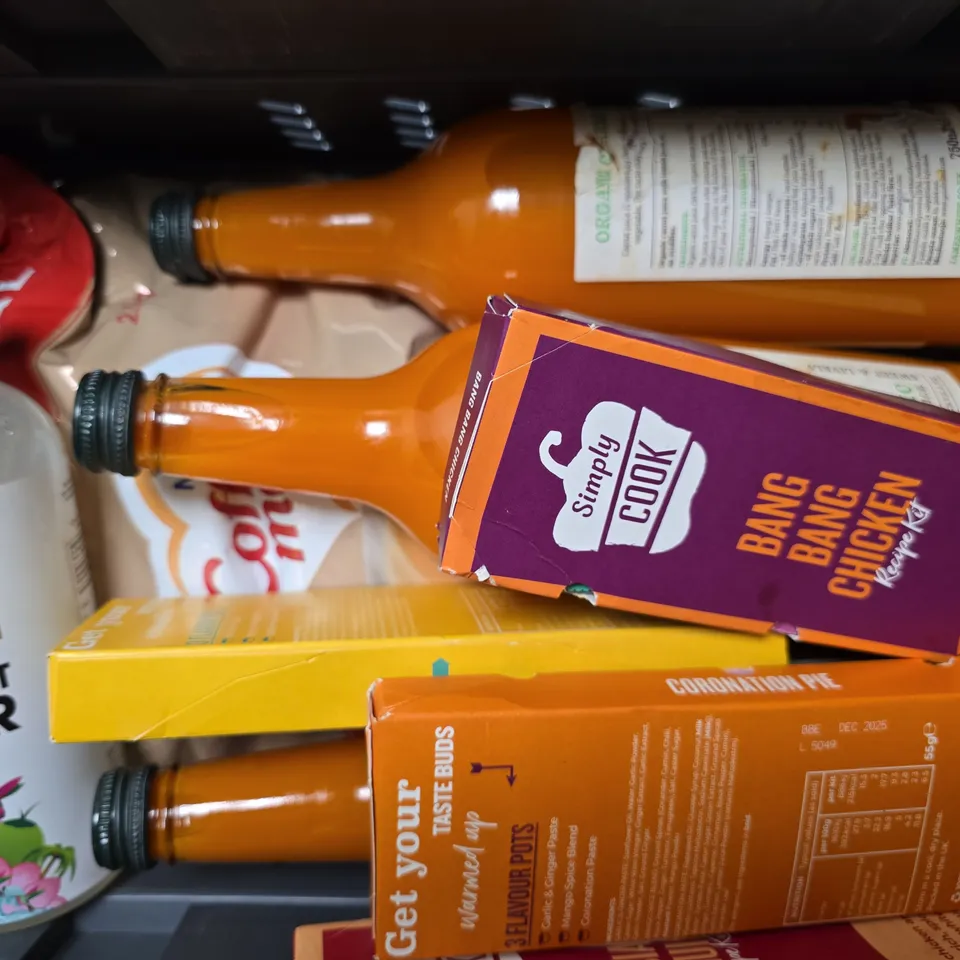 APPROXIMATELY 10 ASSORTED FOOD & DRINK ITEMS TO INCLUDE - HICKORYS CHOCOLATE , JAMES WHITE JUICE , SIMPLY COOK PARMIGIANA RECIPE KIT ETC