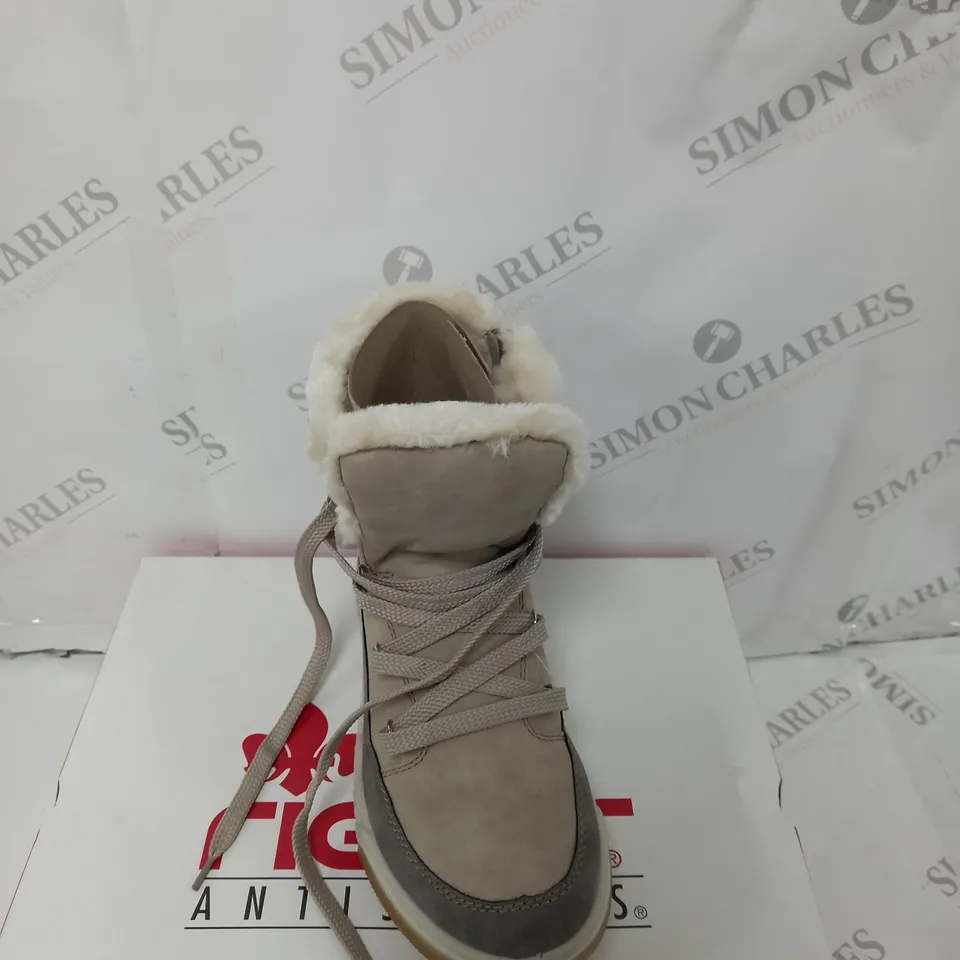 BOXED PAIR OF RIEKER ANTISTRESS WARM HIKING BOOTS SIZE 6 CREAM 