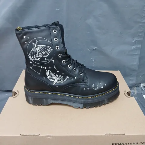 BOXED PAIR OF DR MARTENS JADON CM BOOTS IN BLACK - 10