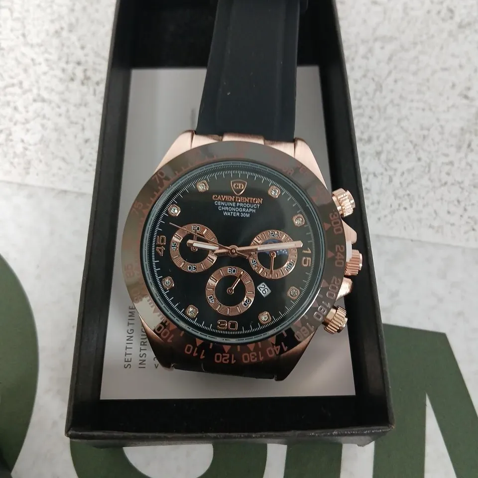CAVEN DENTON WRISTWATCH – ROSE GOLD TONE CHRONOGRAPH, BLACK DIAL, RUBBER STRAP 