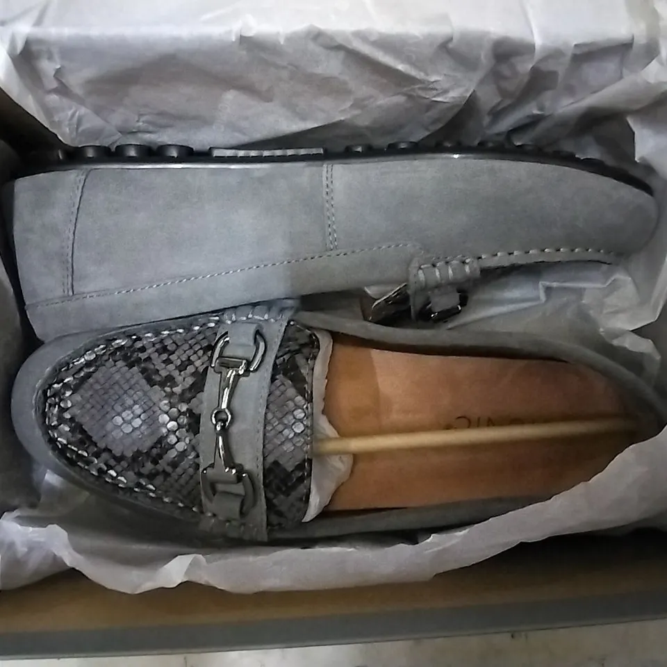 3 VIONIC SHOE BOXES CONTAINING 2 × HONOR DAYNA GREY LOAFERS SIZE 6, HONOR DAYNA BLACK LOAFERS SIZE 7