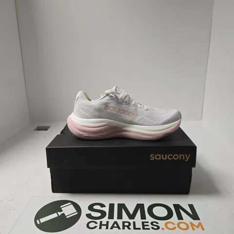 BOXED PAIR OF SAUCONY RUNNING SHOES SIZE UK 6