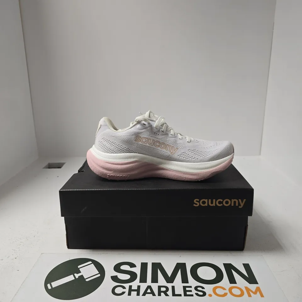 BOXED PAIR OF SAUCONY RUNNING SHOES SIZE UK 6