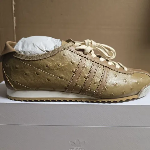 BOXED PAIR OF ADIDAS ITALIA 60S SNEAKER – MADE IN ITALY, BROWN, UK 6.5