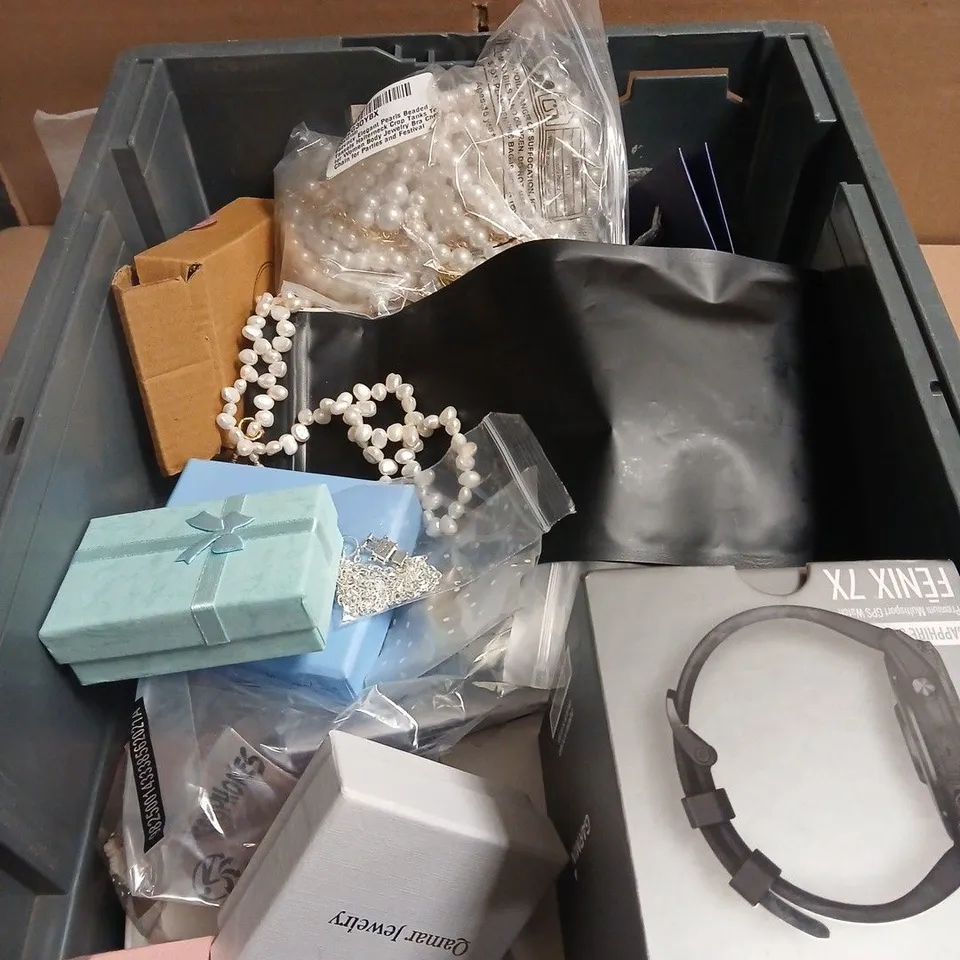 TOTE OF APPROXIMATELY 20 ASSORTED JEWELLERY/JEWELLERY BOX ITEMS TO INCLUDE QAMAR JEWELRY, BYZANTIUM COLLECTION, NECKLACES, EAR RINGS ETC