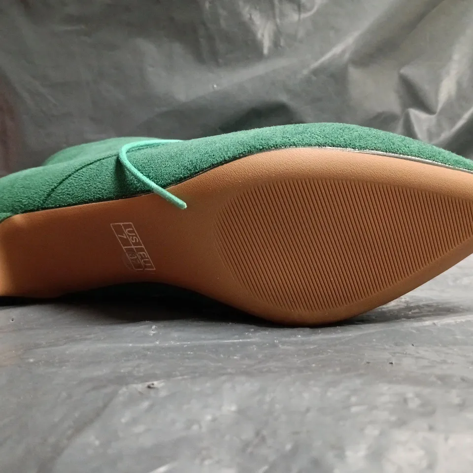 BOXED PAIR OF UNBRANDED POINTED TOE LOW STILETTO HEEL SHOES IN GREEN SIZE 37.5