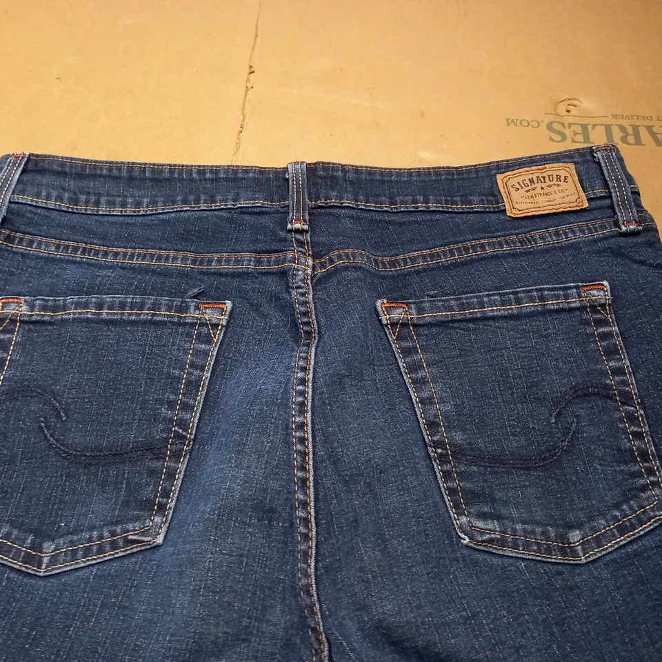 SIGNATURE LEVIS AT WAIST BOOTCUT JEANS - 14 MED