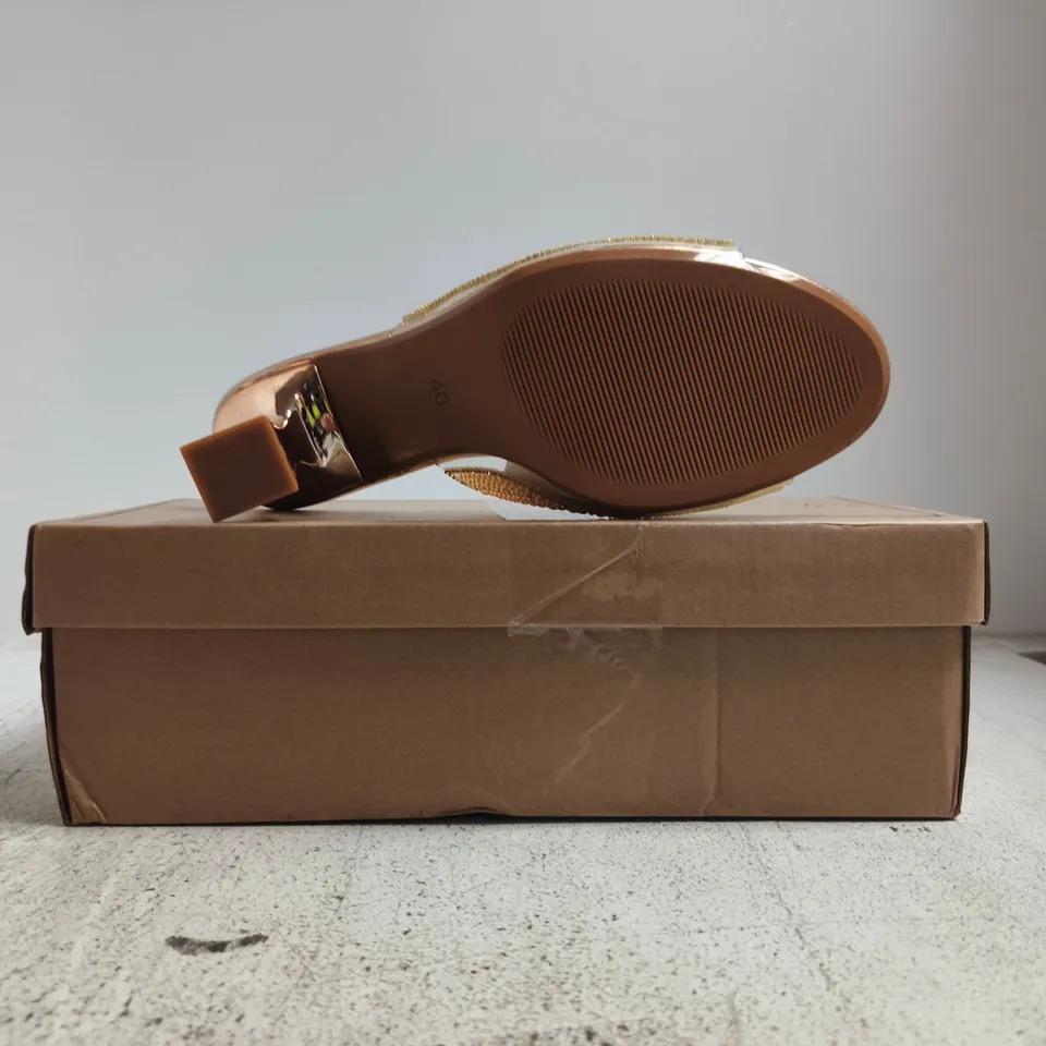BOXED PAIR OF ON FEET & IN LOVE OPEN TOE HEELED SANDALS IN METALLIC ROSE GOLD W. JEWEL EFFECT DETAIL SIZE EU 40