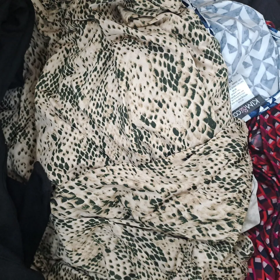 BOX OF APPROXIMATELY 12 ASSORTED CLOTHING AND FASHION ITEMS IN VARIOUS STYLES, SIZES, AND COLOURS