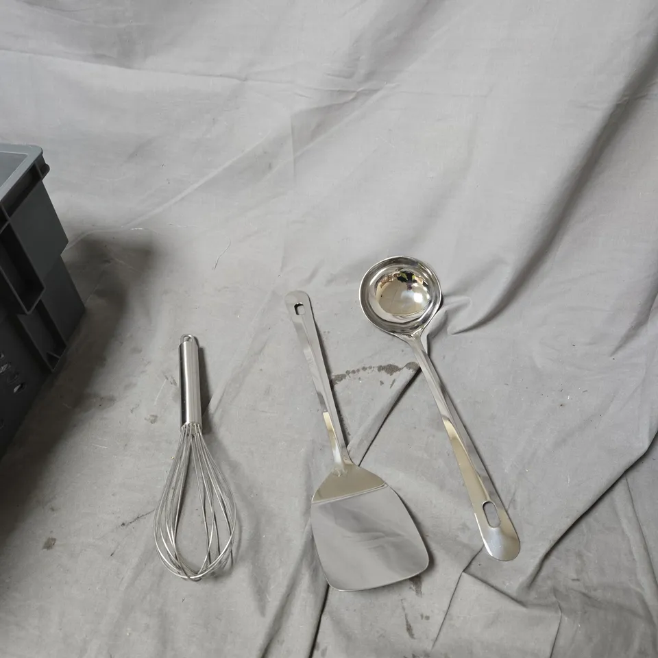 BOX OF ASSORTED CUTLERY INCLUDING SPATULA . LADEL SPOON AND WHISK 