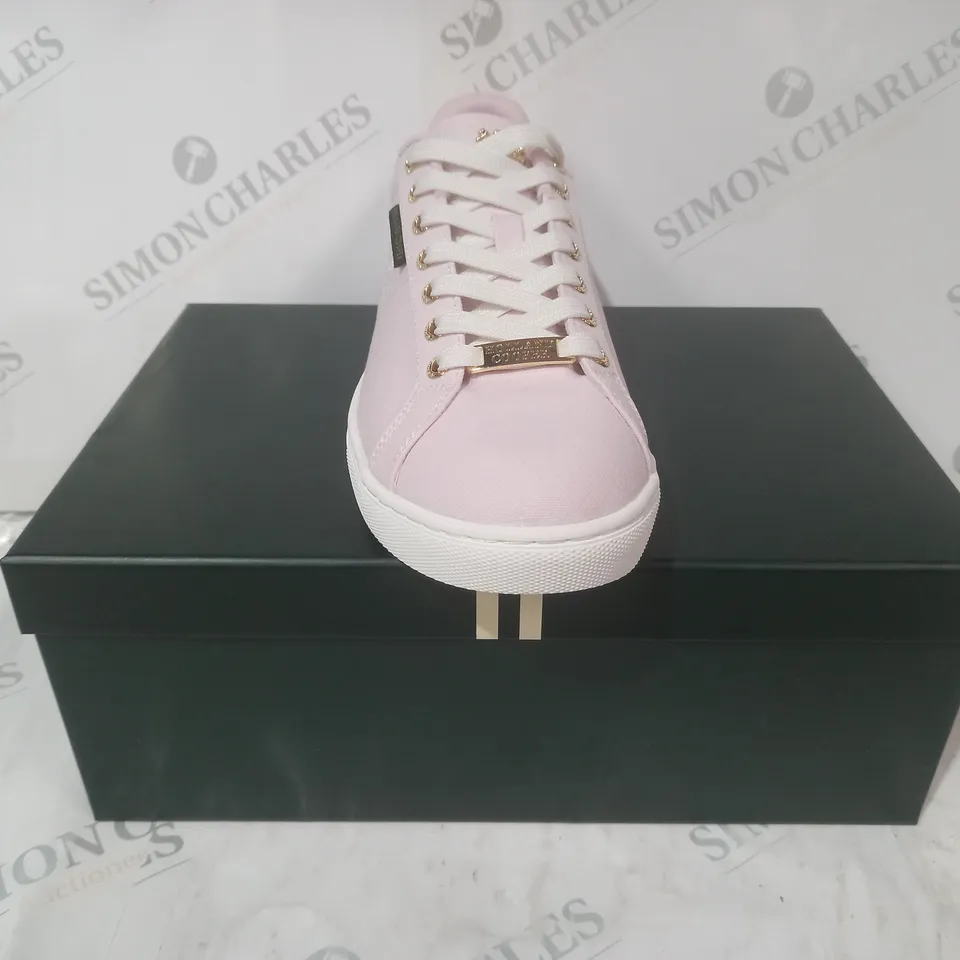 BOXED PAIR OF HOLLAND COOPER CHELSEA COURT TRAINERS IN PINK W. GOLD EFFECT DETAIL UK SIZE 9