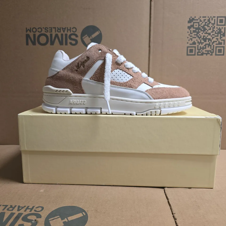 BOXED PAIR OF AXEL ARIGATO AREA LO TRAINERS IN OFF WHITE/LIGHT BROWN SIZE UK 8