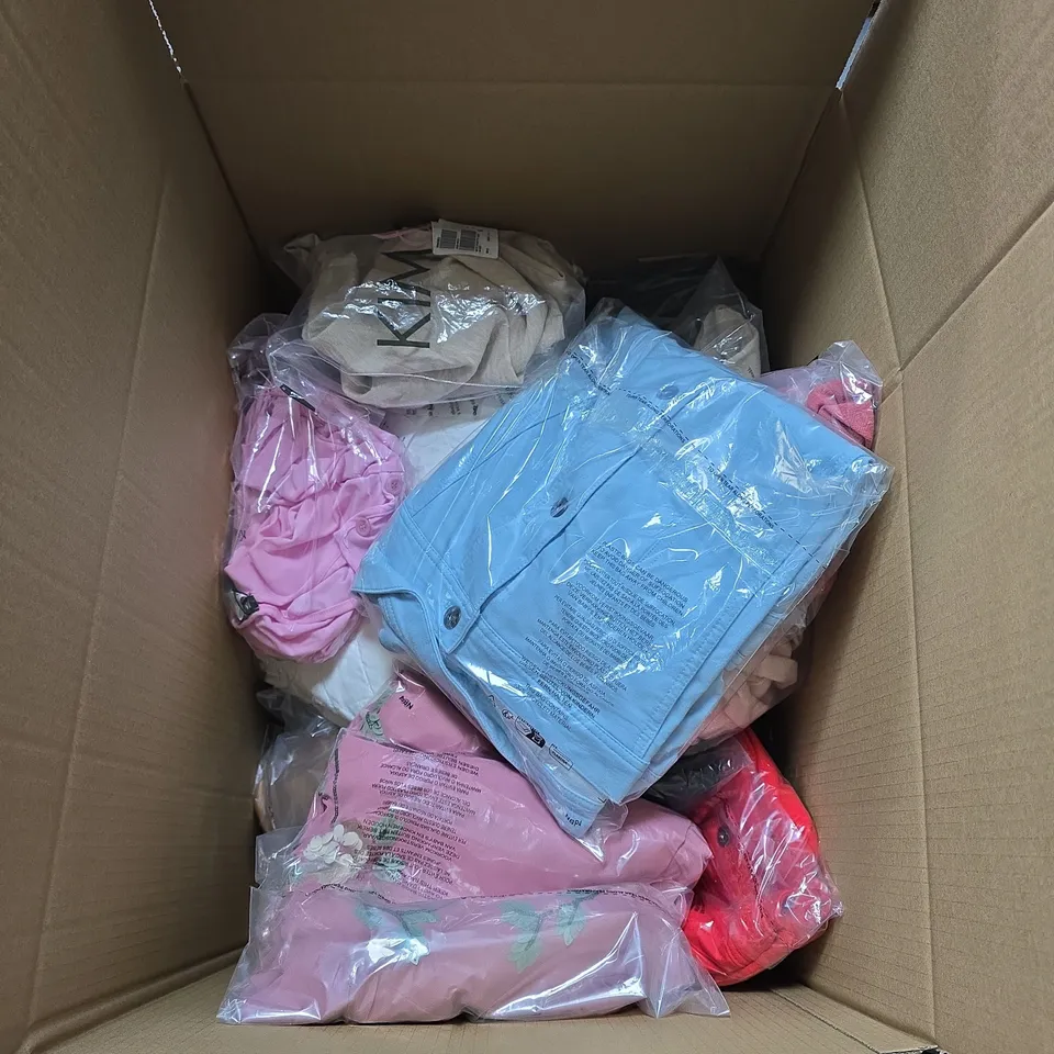 BOX OF APPROXIMATELY 20 ASSORTED CLOTHING ITEMS  OF VARIOUS STYLES , COLOURS AND SIZES 