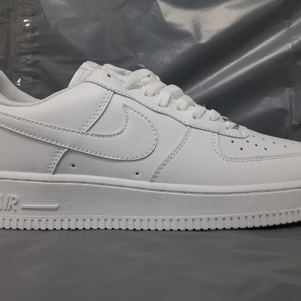 BOXED PAIR OF NIKE AIR FORCE 1 '07 SHOES IN WHITE UK SIZE 9