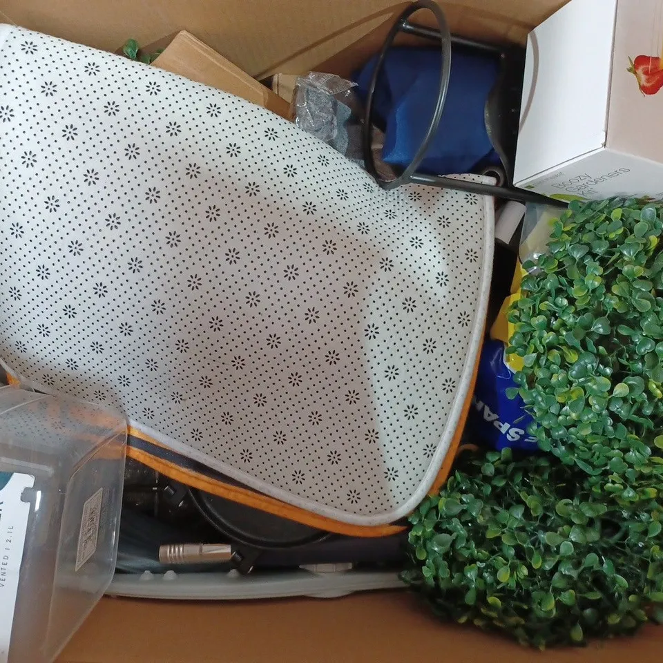 BOX OF APPROX 20 ASSORTED ITEMS TO INCLUDE -FAN OVER ELEMENT 2000W - BOOZY GARDENS KIT - WARRIOR WATER BOTTLE ECT