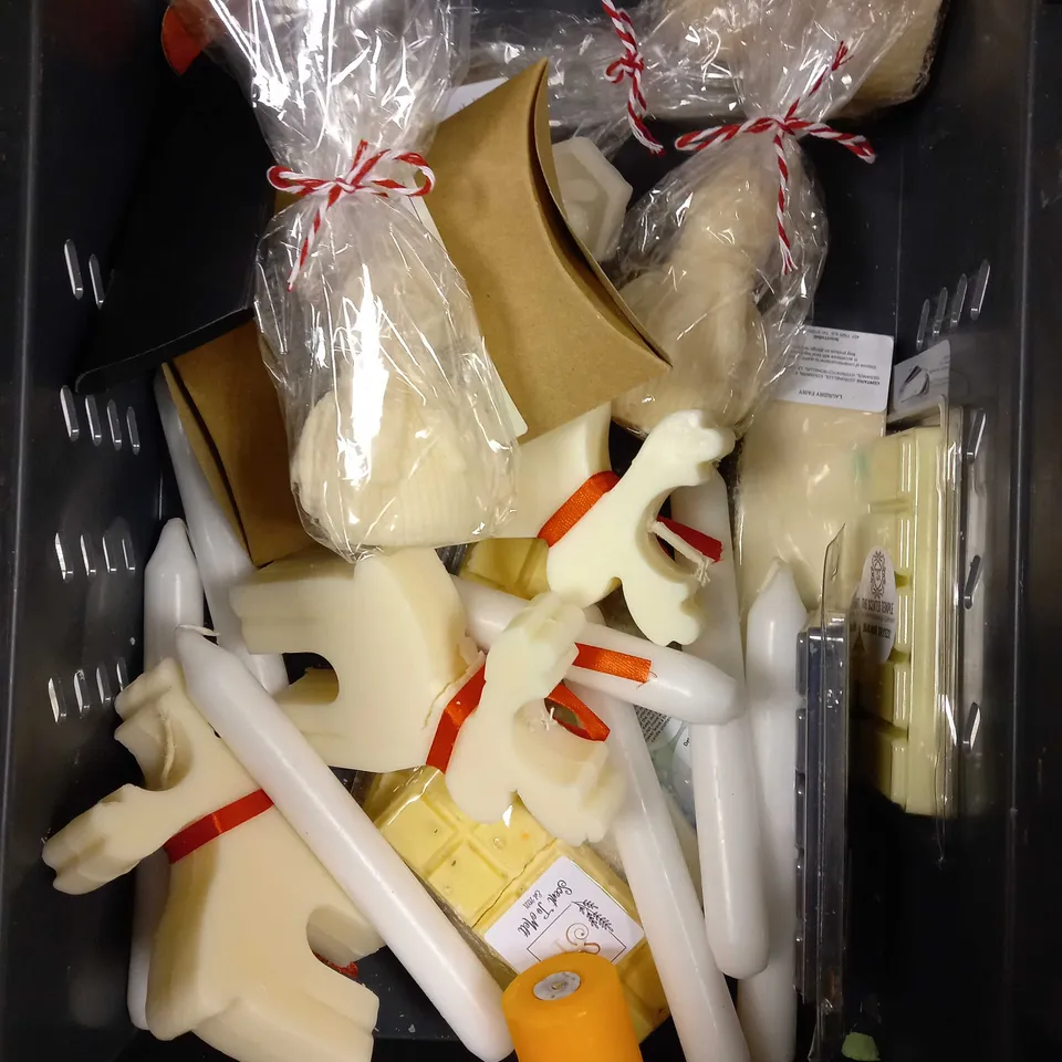 BOX OF APPROXIMATELY 20 ASSORTED SCENTED CANDLE PRODUCTS TO INCLUDE BURNS BY BURNS, FESTIVE DESIGN, WALTERS ASH ETC