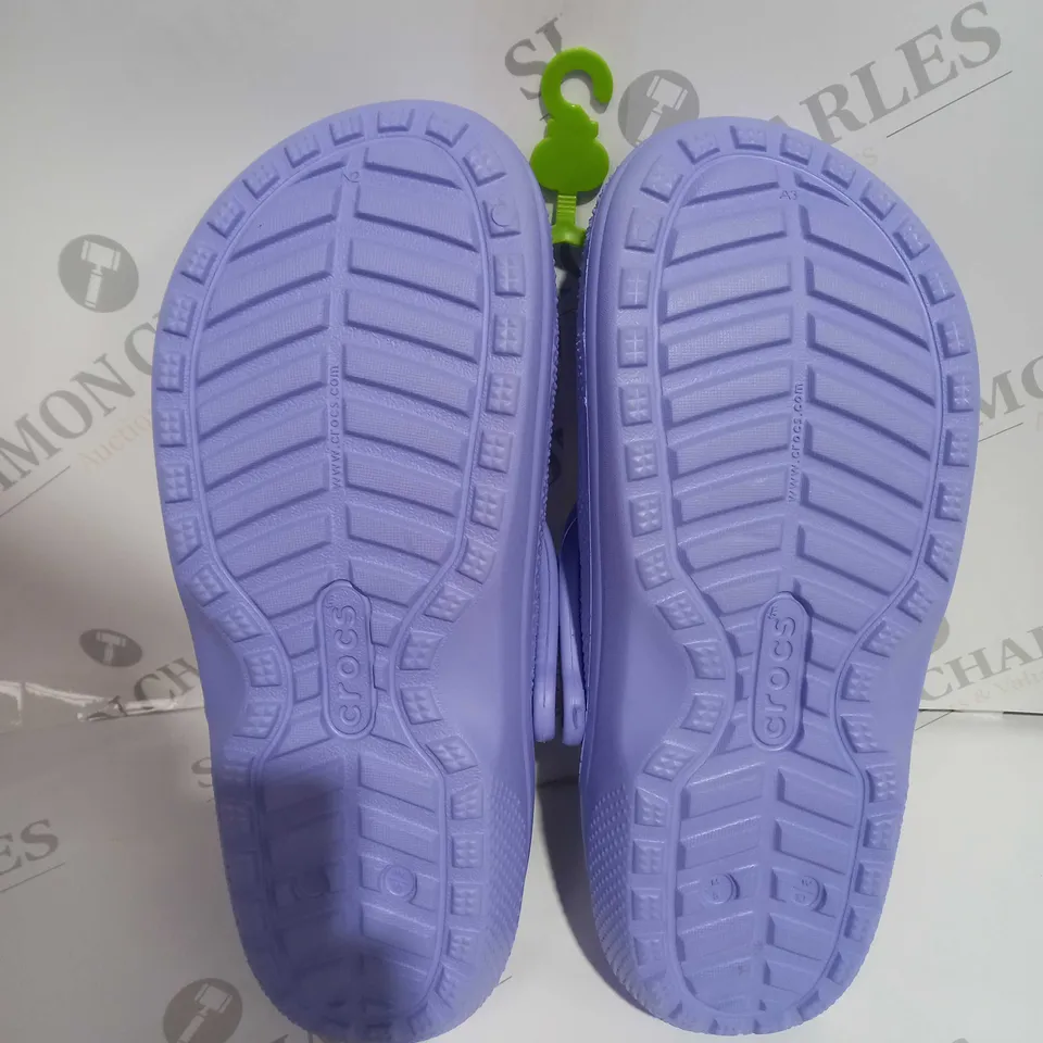 PAIR OF CROCS IN LILAC SIZE 7 