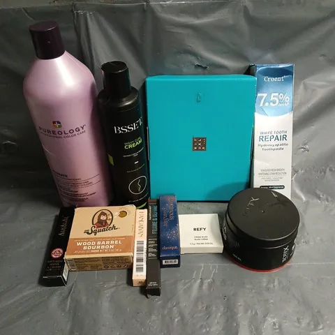 APPROXIMATELY 20 ASSORTED HEALTH & BEAUTY PRODUCTS TO INCLUDE DR SQUATCH SOAP, DASIQUE LUMINOUS GLOW STICK, BAREMINERALS BROW STYLER, ETC