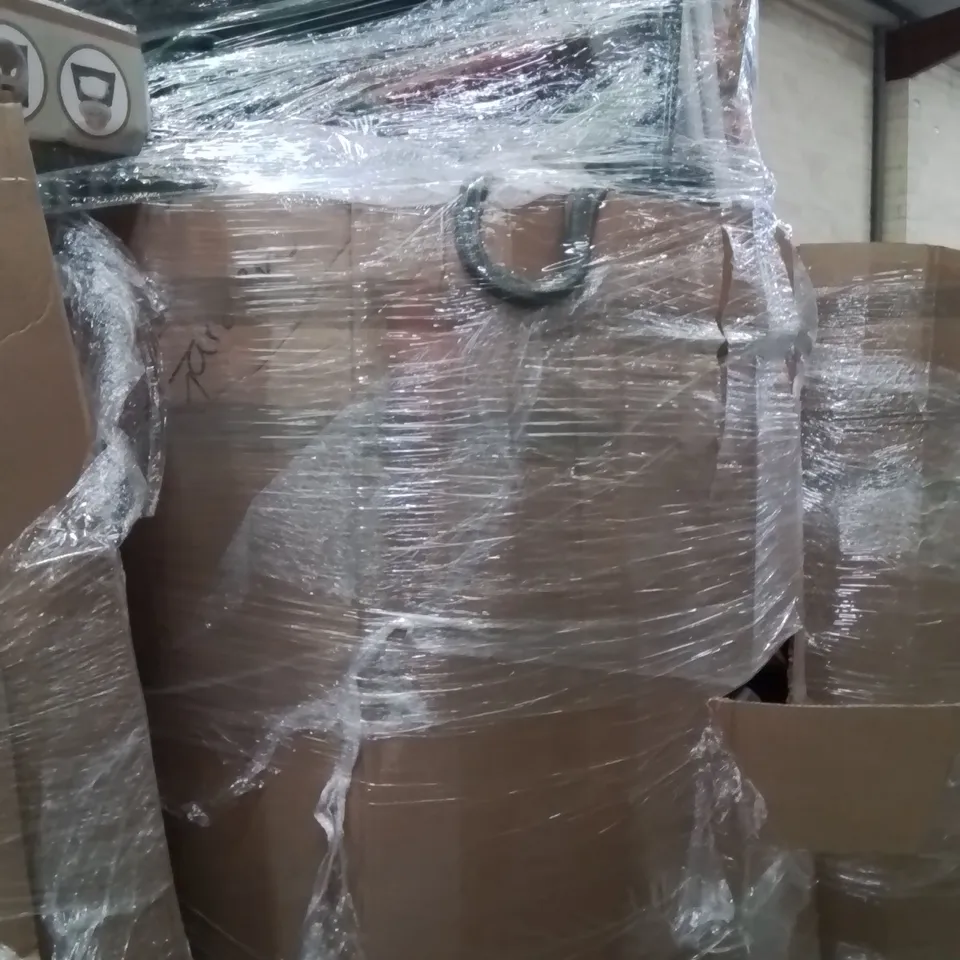 PALLET CONTAINING A LARGE QUANTITY OF GARDEN PRODUCTS AND ITEMS TO INCLUDE;SOLAR LIGHTS,SUN LOUNGER,HOSE,GARDEN CHIME