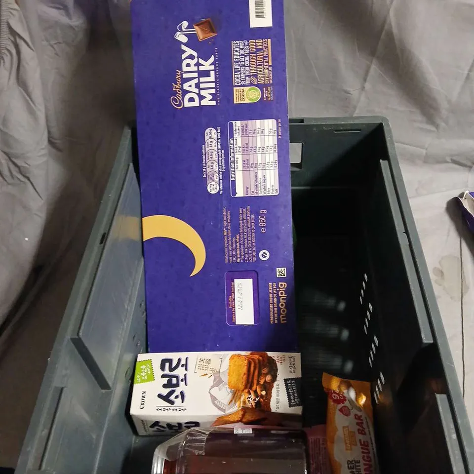 APPROXIMATELY 10 ASSORTED FOOD ITEMS INCLUDING  CADBURY DAIRY MILK ONE OF A KIND BAR, HUEL STRAWBERRY & CREAM BOTTLE, POPPING CANDY