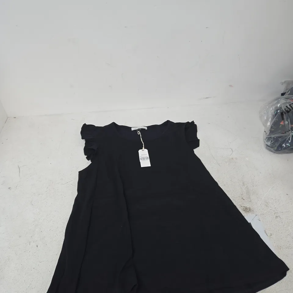 BOX OF APPROXIMATELY 30 ASSORTED CLOTHING ITEMS TO INCLUDE: MAISON DE NIMES BLACK FRILLY ARM TOP 