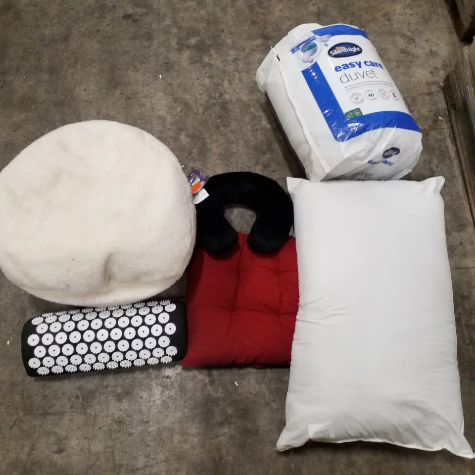 PALLET CONTAINING ASSORTED CUSHIONS, PILLOWS & BEAN BAGS