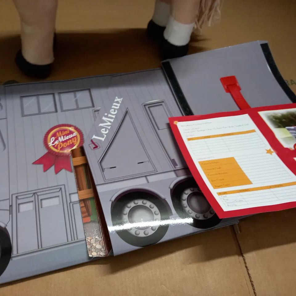 LE MIEUX PONY PLUSHIE WITH DISPLAY BOX