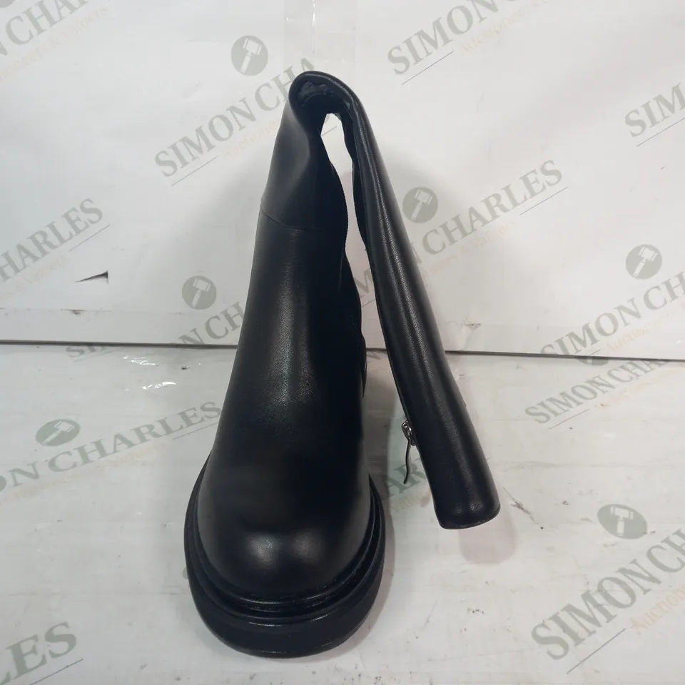 BOXED PAIR OF DESIGNER LOW HEEL KNEE HIGH BOOTS IN BLACK EU SIZE 36