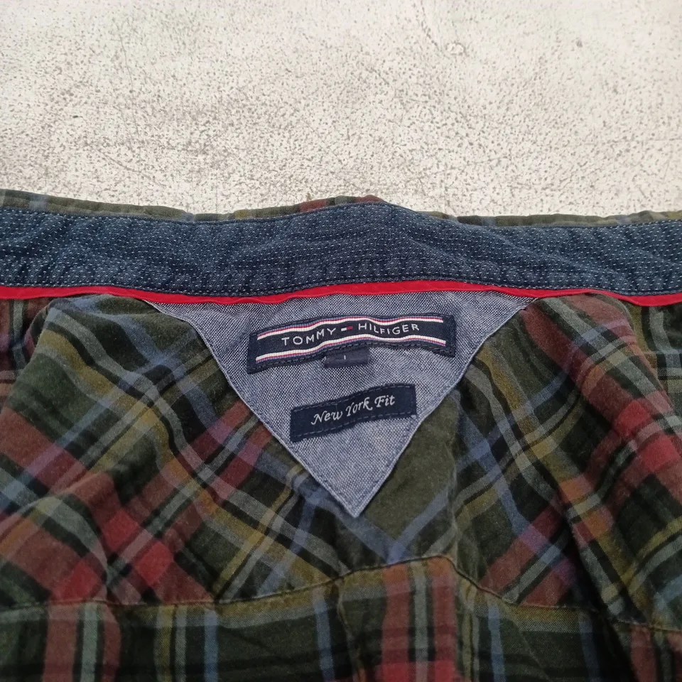 TOMMY HILFIGER MEN'S PLAID SHIRT – NEW YORK FIT LARGE