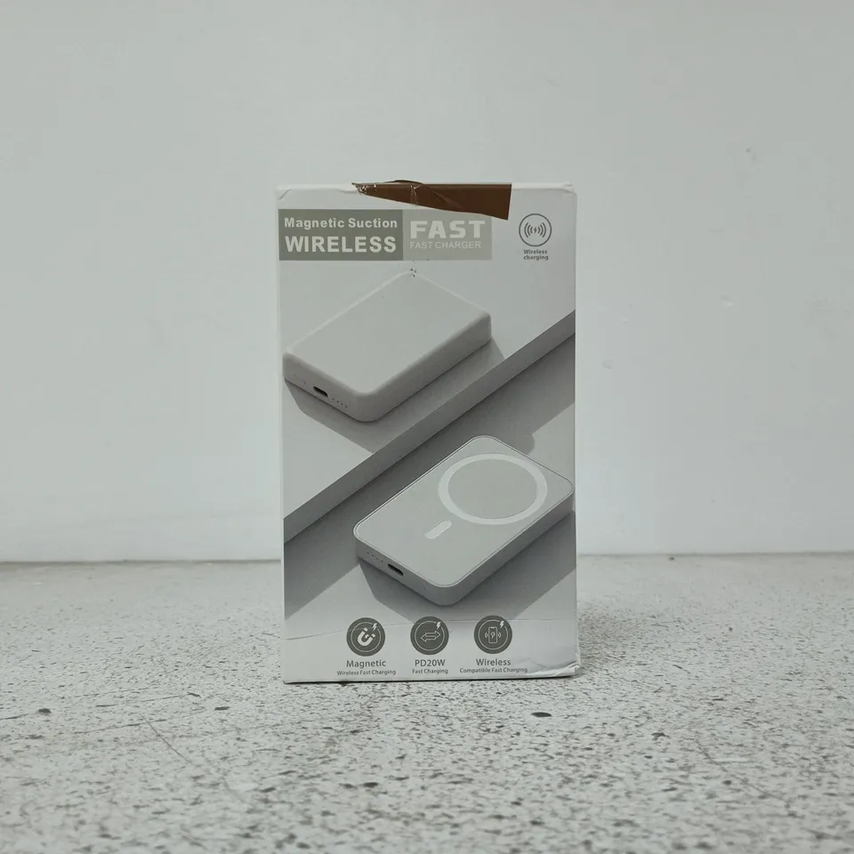 MAGNETIC SUCTION WIRELESS FAST CHARGER – BOXED