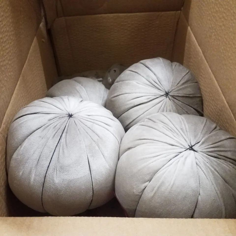 PALLET CONTAINING ASSORTED HALLOWEEN DECORATIONS & PRODUCTS INCLUDING PLUSH PUMPKINS, WIRE EDGE RIBBON, FELT WITCH BAG & PAPER BAGS