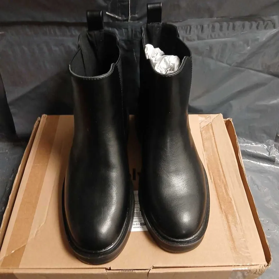 SIMPLY BE BLACK PU CHELSEA BOOTS YM047, UK 5, EX WIDE FIT (PAIR)