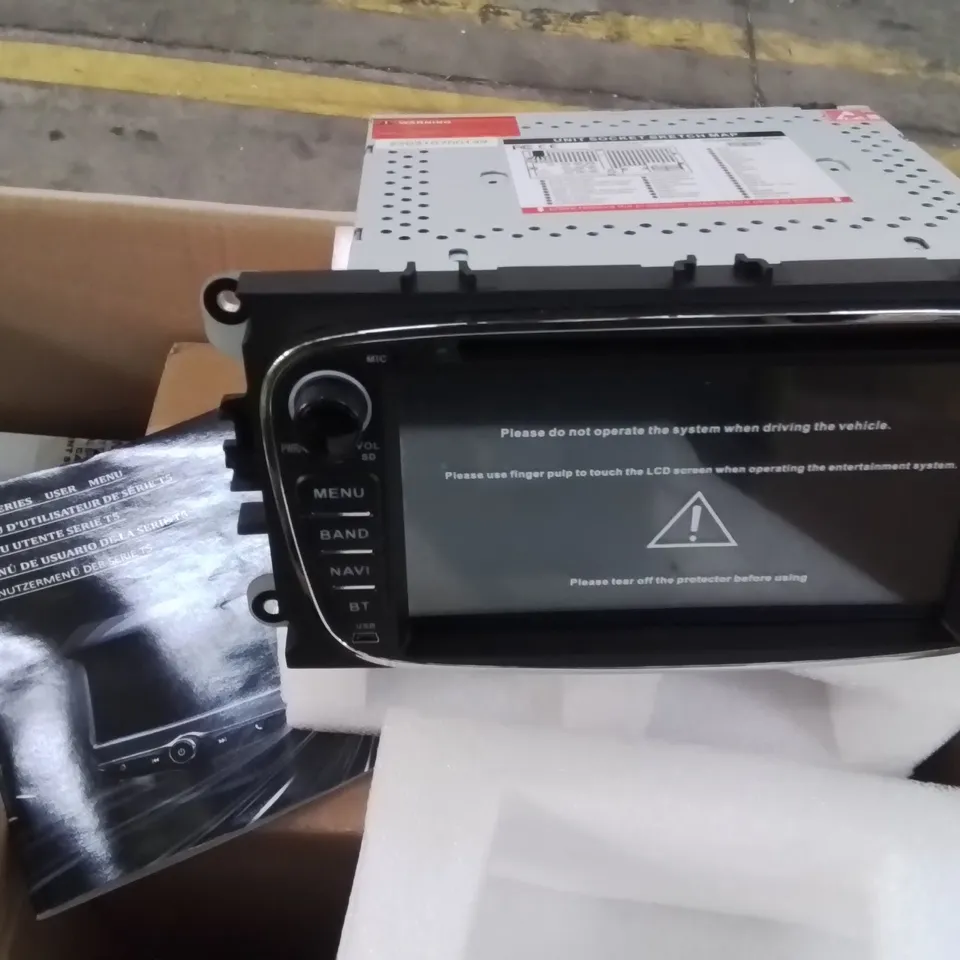 LARGE BOX CONTAINING ASSORTED CAR MULTIMEDIA SYSTEM INTERFACES // MODELS VARY