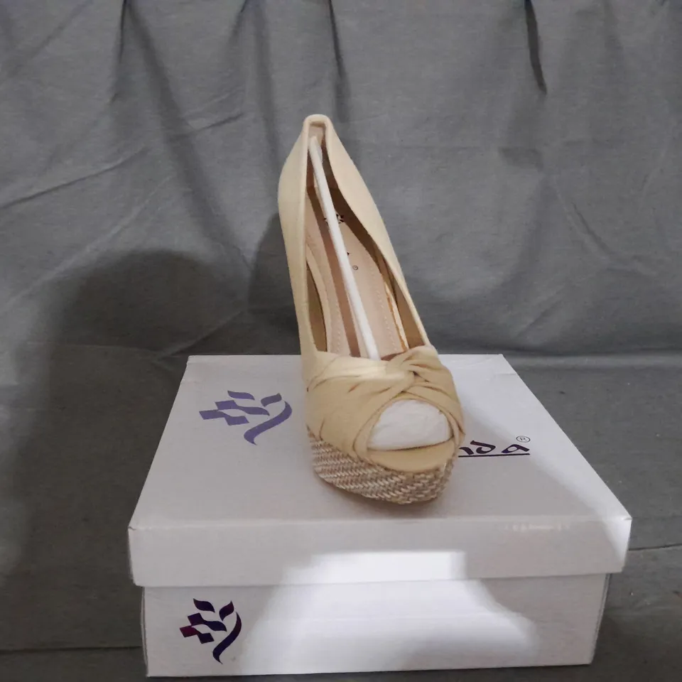 APPROXIMATELY 10 BOXED PAIR OF LAVANDA HEELED SHOES IN VARIOUS SIZES TO INCLUDE SIZE 37EU 