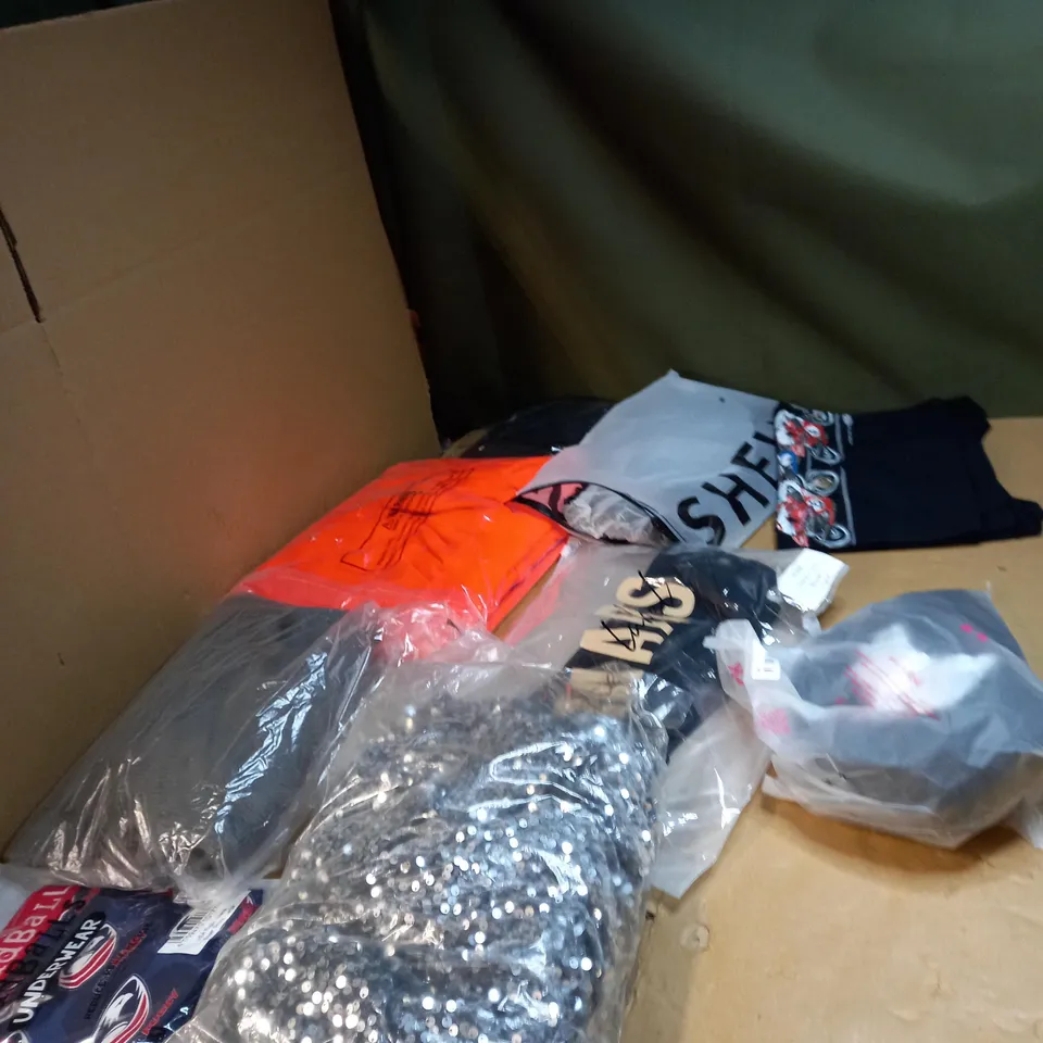 LOT OF APPROX. 5O ASSORTED CLOTHING ITEMS 